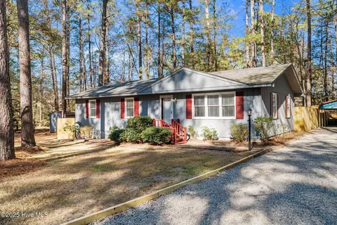 901 Heather Trl, Aberdeen, NC 28315