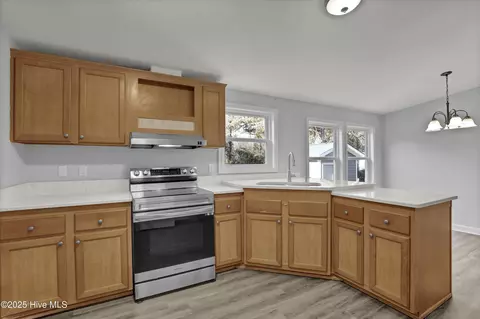 Kitchen - 270 Williams Store Rd, Hampstead, NC 28443 photo 3 of 4