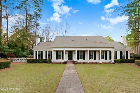 1214 Sweetbriar Cir, Kinston, NC 28501