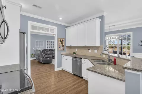Kitchen - 100 Scotlands Ct, Hampstead, NC 28443 photo 3 of 4