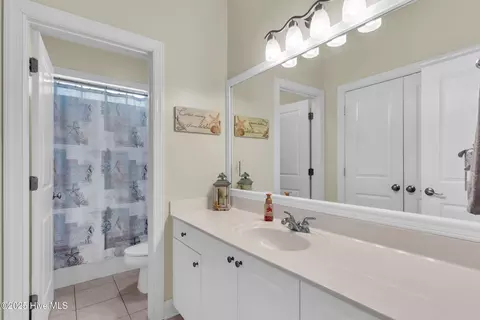 Bath - 100 Scotlands Ct, Hampstead, NC 28443 photo 3 of 4