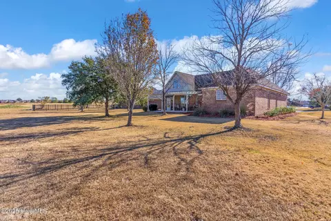 Exterior - 100 Scotlands Ct, Hampstead, NC 28443 photo 5 of 9