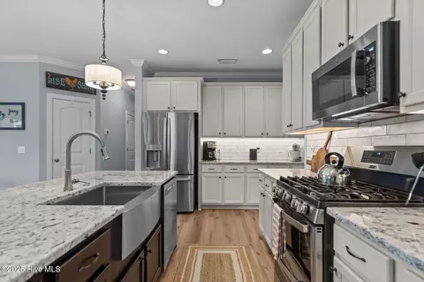 Kitchen - 426 Canter Crest Rd, Hampstead, NC 28443 photo 4 of 6