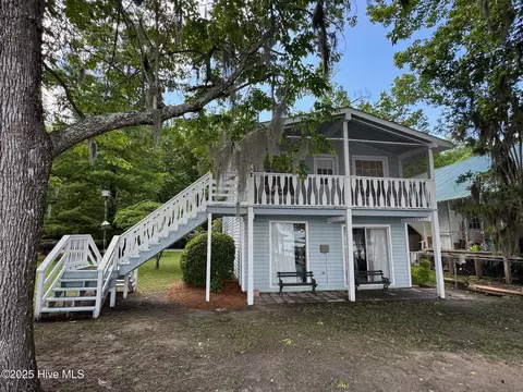 2810 Canal Cove Rd, Lake Waccamaw, NC 28450