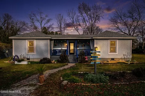 608 Church St, Oriental, NC 28571