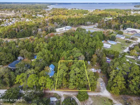 127 Old Congleton Rd, Sneads Ferry, NC 28460