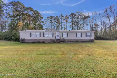 406 King Arthur Dr, Whiteville, NC 28472