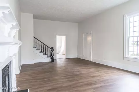 Living - 301 W Central St, Maxton, NC 28364 photo 16 of 25