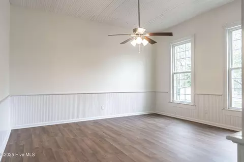 Living - 301 W Central St, Maxton, NC 28364 photo 23 of 25