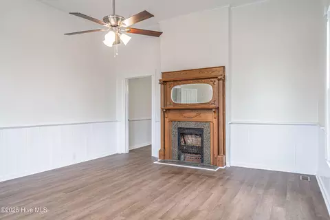 Living - 301 W Central St, Maxton, NC 28364 photo 20 of 25