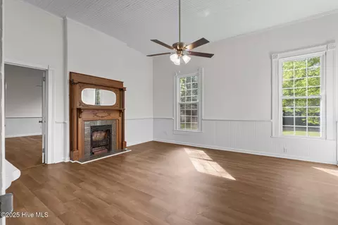 Living - 301 W Central St, Maxton, NC 28364 photo 10 of 25