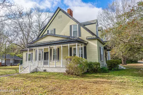 Exterior - 301 W Central St, Maxton, NC 28364 photo 3 of 24