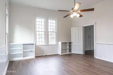 Living - 301 W Central St, Maxton, NC 28364 photo 21 of 25