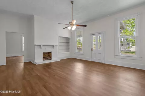 Living - 301 W Central St, Maxton, NC 28364 photo 6 of 25