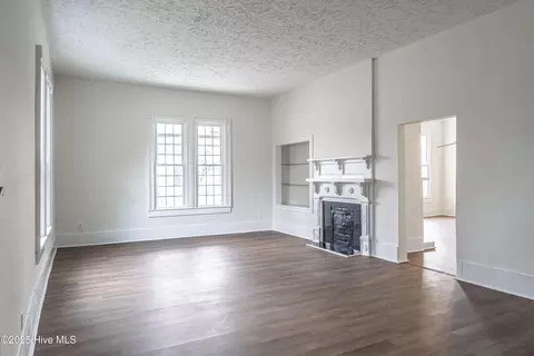 Living - 301 W Central St, Maxton, NC 28364 photo 18 of 25