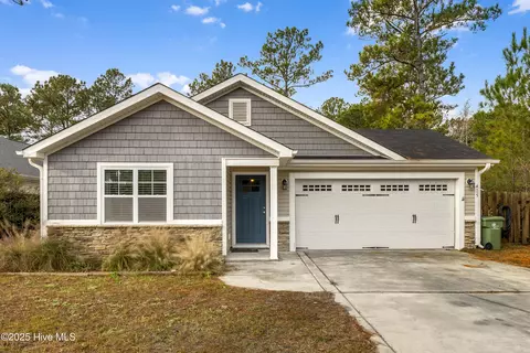 415 Ridgeway Dr, Sneads Ferry, NC 28460