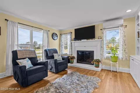 Living - 289 Croaker St, Davis, NC 28524 photo 2 of 3