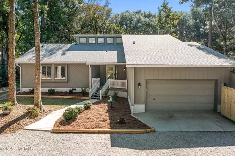 131 Oakleaf Dr, Pine Knoll Shores, NC 28512