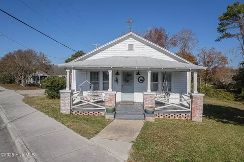 520 W Corbett Ave, Swansboro, NC 28584