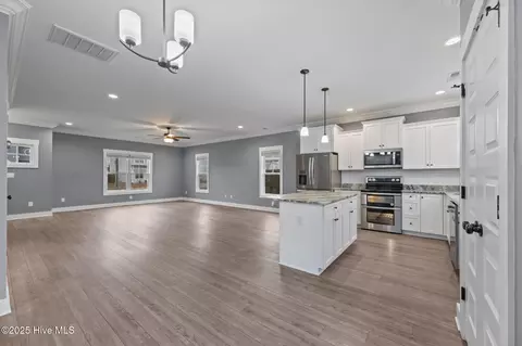 Living - 406 Elgin Rd, Hubert, NC 28539 photo 3 of 5