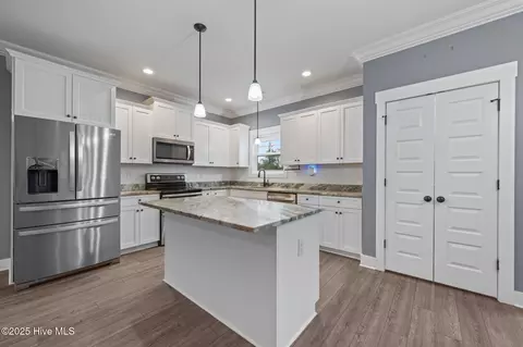 Kitchen - 406 Elgin Rd, Hubert, NC 28539 photo 1 of 5