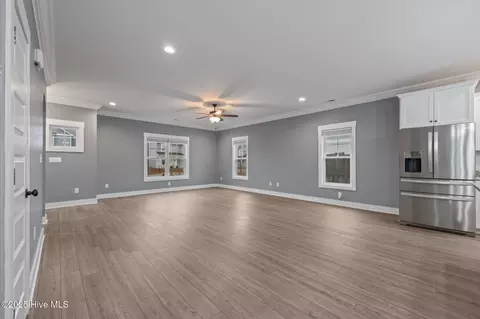 Living - 406 Elgin Rd, Hubert, NC 28539 photo 2 of 5