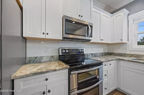 Kitchen - 406 Elgin Rd, Hubert, NC 28539 photo 4 of 5