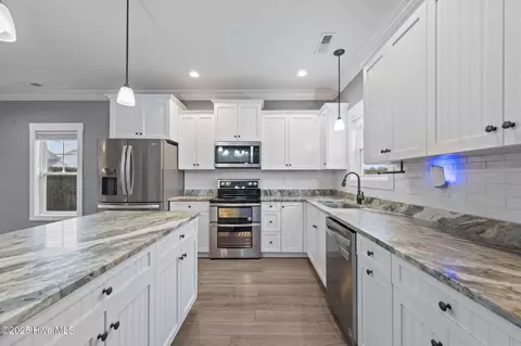Kitchen - 406 Elgin Rd, Hubert, NC 28539 photo 3 of 5