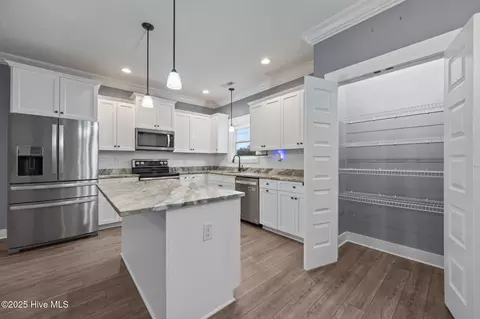 Kitchen - 406 Elgin Rd, Hubert, NC 28539 photo 2 of 5