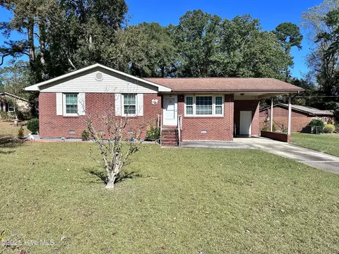105 Woodlawn Dr, Jacksonville, NC 28546