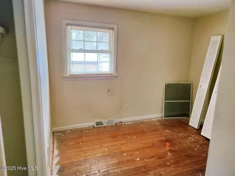 1010 E 7th St, Washington, NC 27889 photo 9