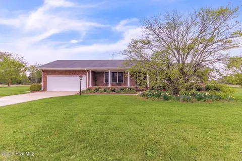 802 Fisher Rd, Saint Pauls, NC 28384