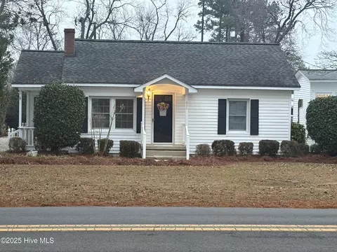 1006 Lake Shore Dr, Lake Waccamaw, NC 28450