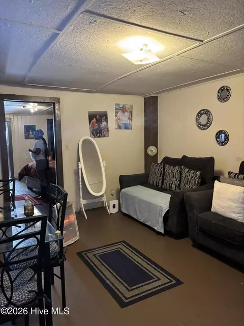 628 Viola St E, Wilson, NC 27893 photo 2