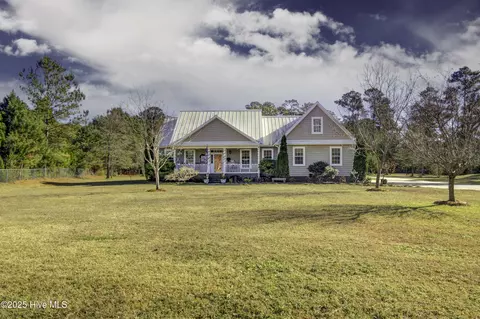 102 Plantation Dr, Swansboro, NC 28584