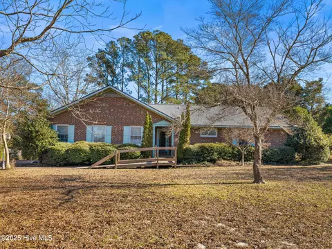6101 Albatross Dr, New Bern, NC 28560