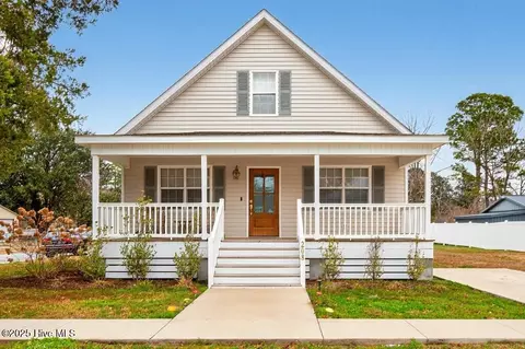 208 Pollock St, Pollocksville, NC 28573