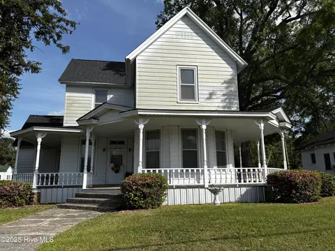 414 N Center St, Mount Olive, NC 28365