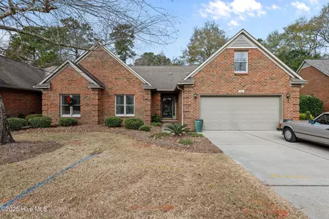306 Village Green Dr, Trent Woods, NC 28562