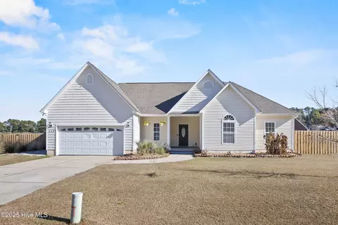 213 Lakeside Dr, Sneads Ferry, NC 28460