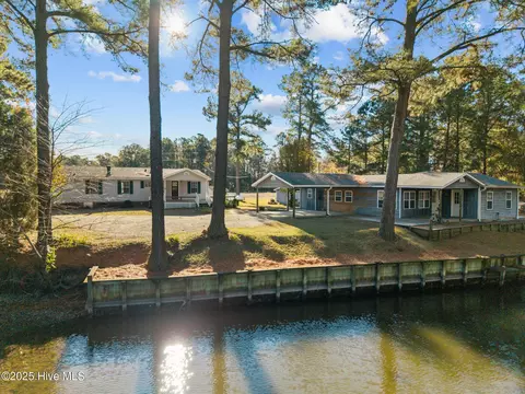 42 Low Tide Ln, Bath, NC 27808