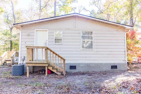 Exterior - 312 Peanut Rd, Hampstead, NC 28443 photo 4 of 10
