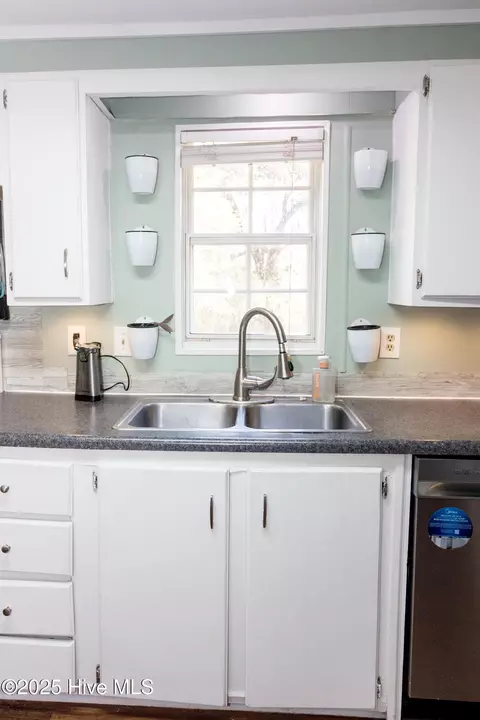 Kitchen - 312 Peanut Rd, Hampstead, NC 28443 photo 6 of 9