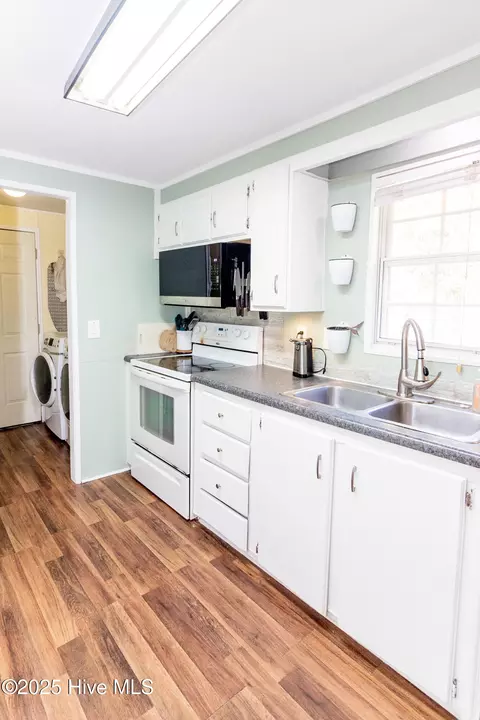 Kitchen - 312 Peanut Rd, Hampstead, NC 28443 photo 5 of 9