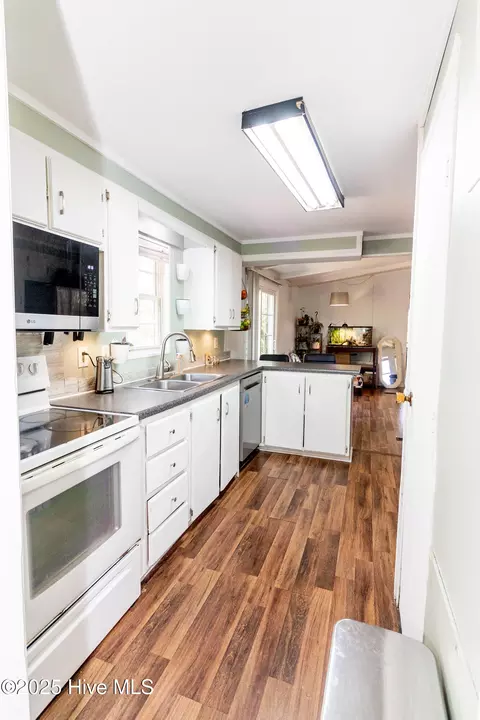 Kitchen - 312 Peanut Rd, Hampstead, NC 28443 photo 9 of 9
