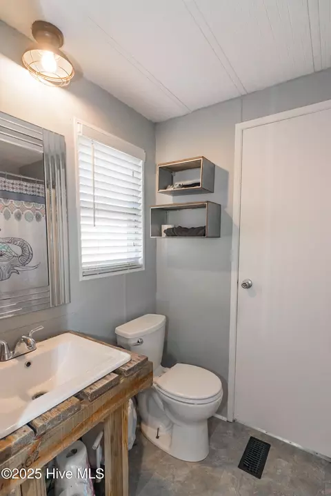 Bath - 312 Peanut Rd, Hampstead, NC 28443 photo 1 of 5