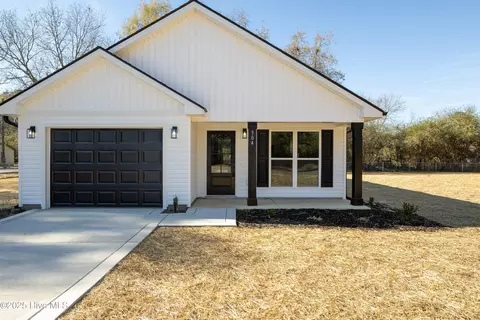 304 S West St, Roseboro, NC 28382