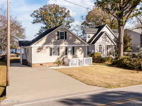 2517 Waccamaw Shores Rd, Lake Waccamaw, NC 28450
