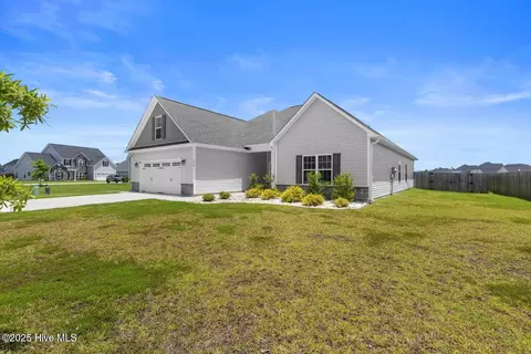 204 Old Field School Ln, Jacksonville, NC 28546