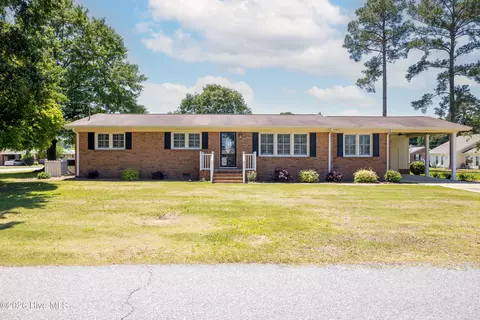 402 Willow Rd, Clinton, NC 28328